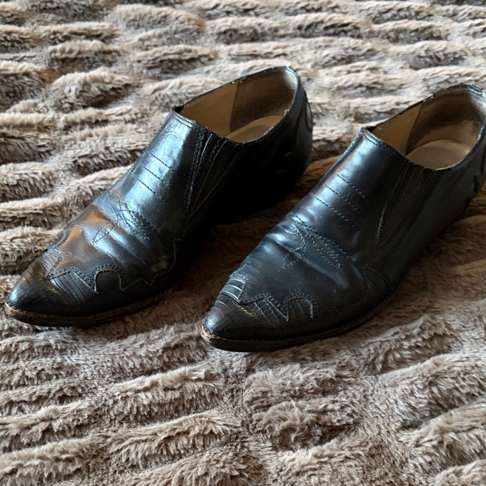 Vintage 1990's Women's Black Pointed Toe Ankle Booties with Subtle Stitching